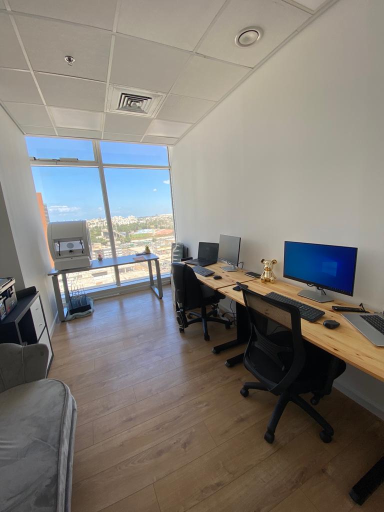 תמונה של המשרד של Studio 51, עיצוב מודרני ומזמין עם חלל עבודה נעים ומרווח